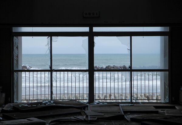 The ocean is seen through broken windows of a building which was damaged by the March 11, 2011 earthquake and tsunami in Futaba Town, near tsunami-crippled Fukushima Daiichi nuclear power plant, Fukushima Prefecture, Japan February 17, 2020 - Sputnik International