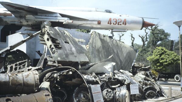 A MiG-21 on display alongside the remains of B-52 bombers at the Vietnam Military History Museum in central Hanoi. - Sputnik International