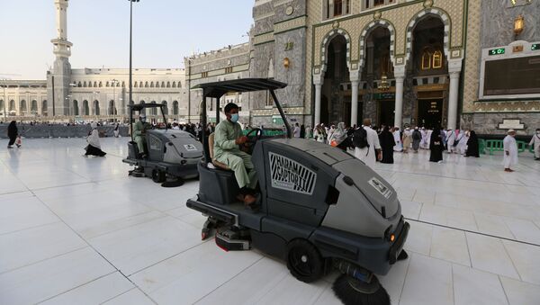 Labourers wearing masks clean the floor of the Grand Mosque in Saudi Arabia's holy city of Mecca on February 28, 2020. - Sputnik International