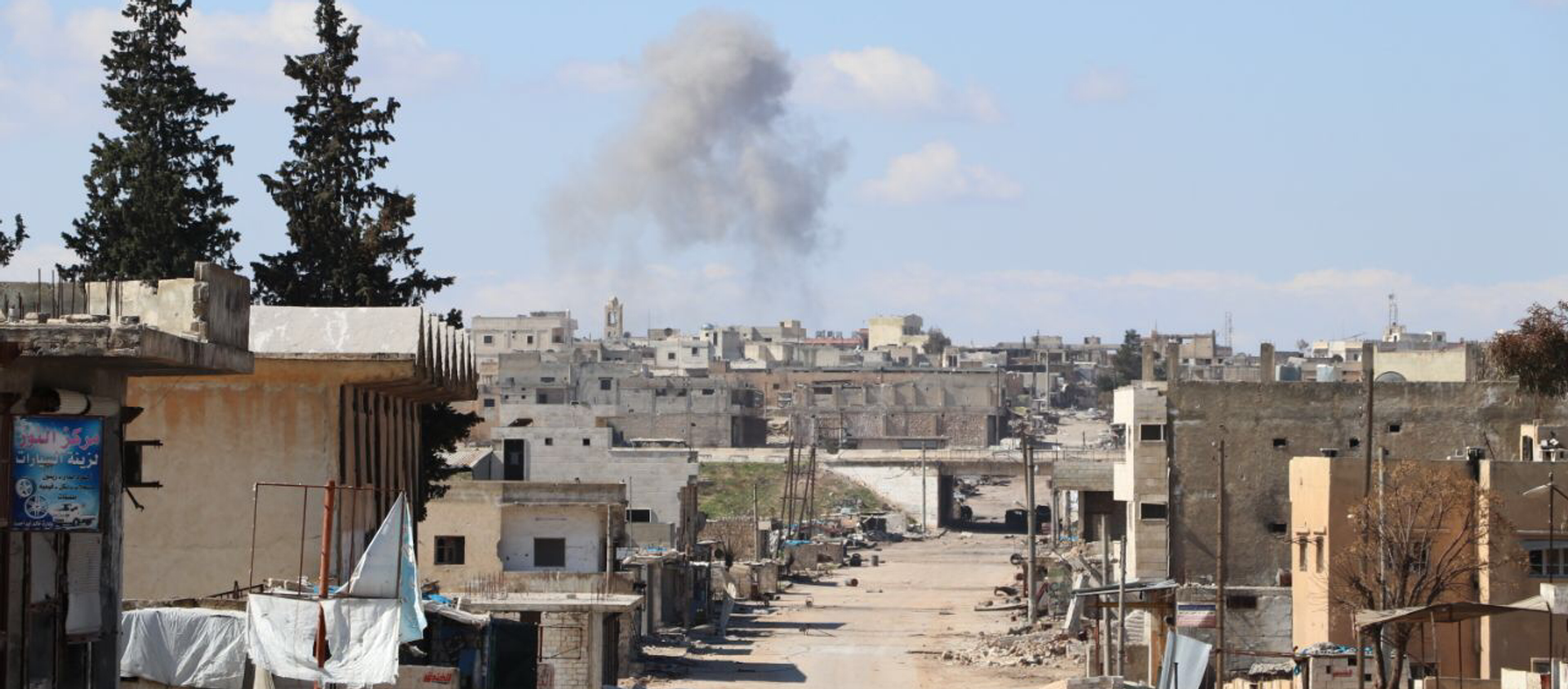 Smoke is rising over town of Saraqib, Syria's Idlib Governorate - Sputnik International, 1920, 19.03.2021