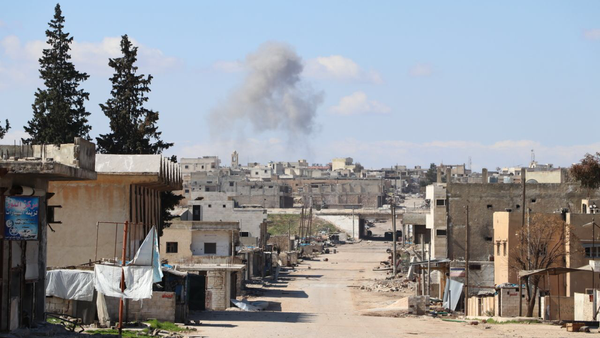 Smoke is rising over town of Saraqib, Syria's Idlib Governorate - Sputnik International
