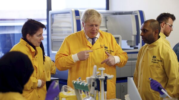 Boris Johnson visiting a Public Health England laboratory in March 2020 - Sputnik International