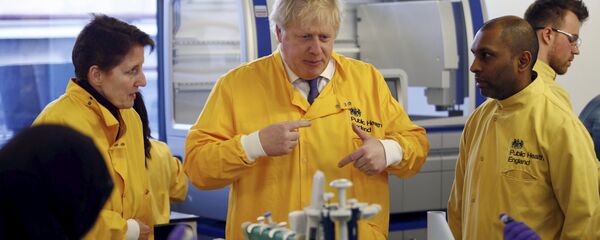 Boris Johnson visiting a Public Health England laboratory in March 2020 - Sputnik International