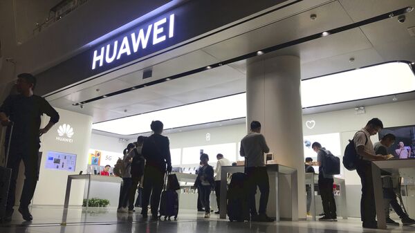 People look at a Huawei store in Shenzhen Bao'an International Airport in Shenzhen in southern China's Guangdong Province, Friday, Nov. 15, 2019 - Sputnik International