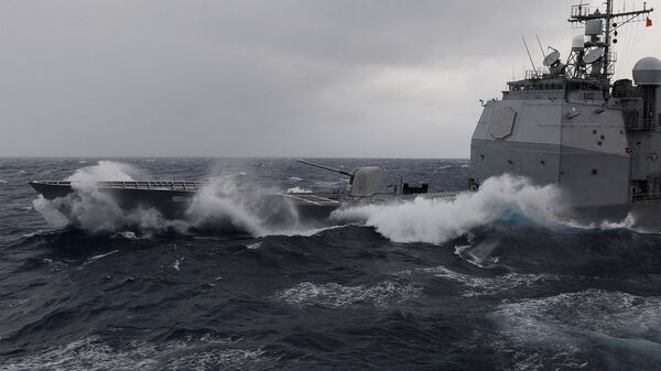 Waves break over the USS Bunker Hill - Sputnik International