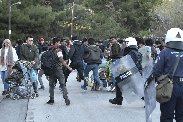 Turkey Pushing 130,000 Refugees From Temporary Camps Towards Greece - Russian Defence Ministry - Sputnik International