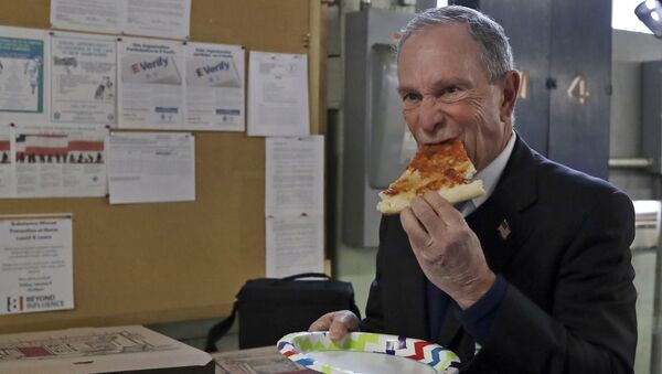 Potential Democratic presidential candidate Michael Bloomberg eats a slice of pizza after a tour of the WH Bagshaw Company, a pin and precision component manufacturer, Tuesday Jan. 29, 2019, in Nashua, N.H.  - Sputnik International