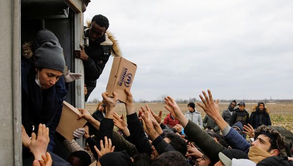 Members of United Nations High Commissioner for Refugees deliver food to migrants at Turkey's Pazarkule border crossing with Greece's Kastanies, in Edirne, Turkey, February 29, 2020.  - Sputnik International