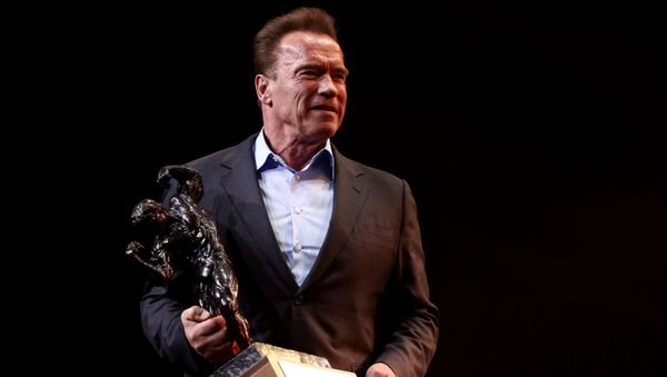 Arnold Schwarzenegger holds the Arnold Classic trophy - Sputnik International