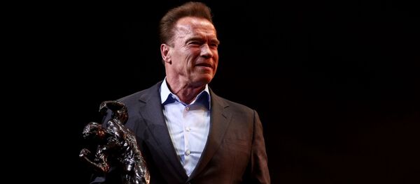 Arnold Schwarzenegger holds the Arnold Classic trophy - Sputnik International