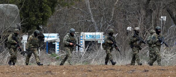 Soldiers holding guns walk near Turkey's Pazarkule border crossing, in Kastanies, Greece March 4, 2020 Soldiers holding guns walk near Turkey's Pazarkule border crossing, in Kastanies, Greece March 4, 2020 - Sputnik International