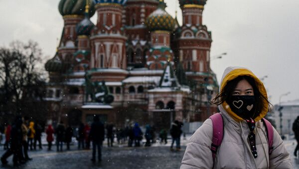 Туристка в защитной маске на Красной площади в Москве - Sputnik International
