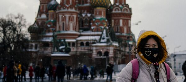 Туристка в защитной маске на Красной площади в Москве - Sputnik International
