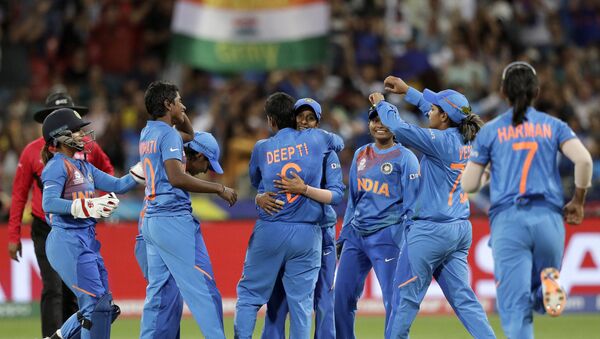 The Indian team celebrate the wicket of Australia's Ashleigh Gardner in the first game of the Women's T20 Cricket World Cup in Sydney, Friday, Feb. 21, 2020 - Sputnik International