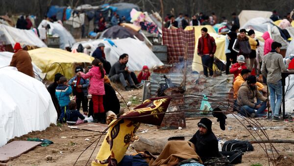 Migrants at Turkey's Pazarkule border crossing with Greece's Kastanies, near Edirne - Sputnik International