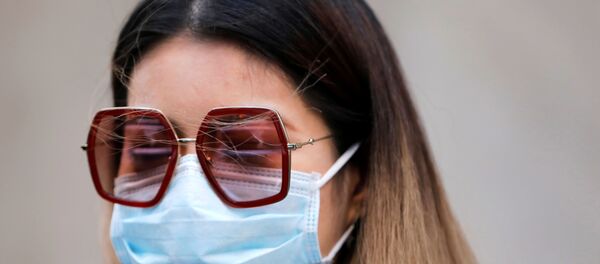 A woman in a face mask walks in the downtown area of Manhattan, New York City, after further cases of coronavirus were confirmed in New York, U.S., March 5, 2020 - Sputnik International