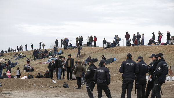 Turkish police stand by migrants camping in Edirne near the Turkish-Greek border - Sputnik International