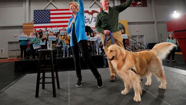 Democratic 2020 U.S. presidential candidate and U.S. Senator Elizabeth Warren (D-MA) is joined onstage by her husband Bruce and their dog Bailey at a Get Out the Caucus Rally in Cedar Rapids, Iowa, U.S., 1 February 2020.  - Sputnik International