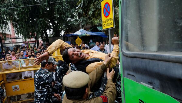 Police detains an activist of the youth wing of India's main opposition Congress party during a protest demanding the resignation of Home Minister Amit Shah following last week's clashes between people demonstrating for and against a new citizenship law in New Delhi, India March 2, 2020 - Sputnik International
