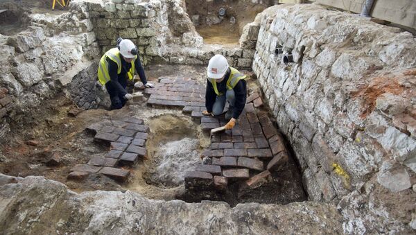 Rare tile of mythical beast discovered in 14th-century cesspit - Sputnik International