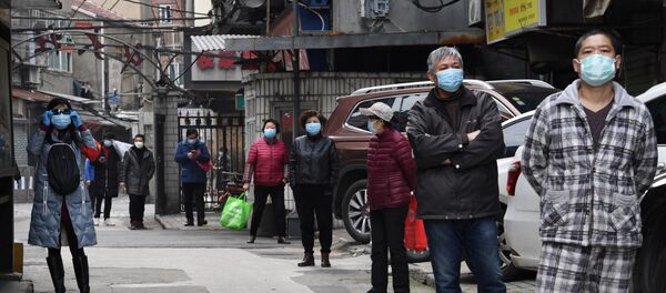 Residents line up to collect vegetables purchased through group orders at a residential area in Wuhan, the epicentre of the novel coronavirus outbreak, Hubei province, China March 5, 2020 - Sputnik International