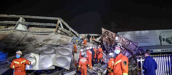 Rescuers work in the rubble of a collapsed hotel in Quanzhou, in China's eastern Fujian province on March 7, 2020 - Sputnik International