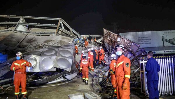 Rescuers work in the rubble of a collapsed hotel in Quanzhou, in China's eastern Fujian province on March 7, 2020 - Sputnik International