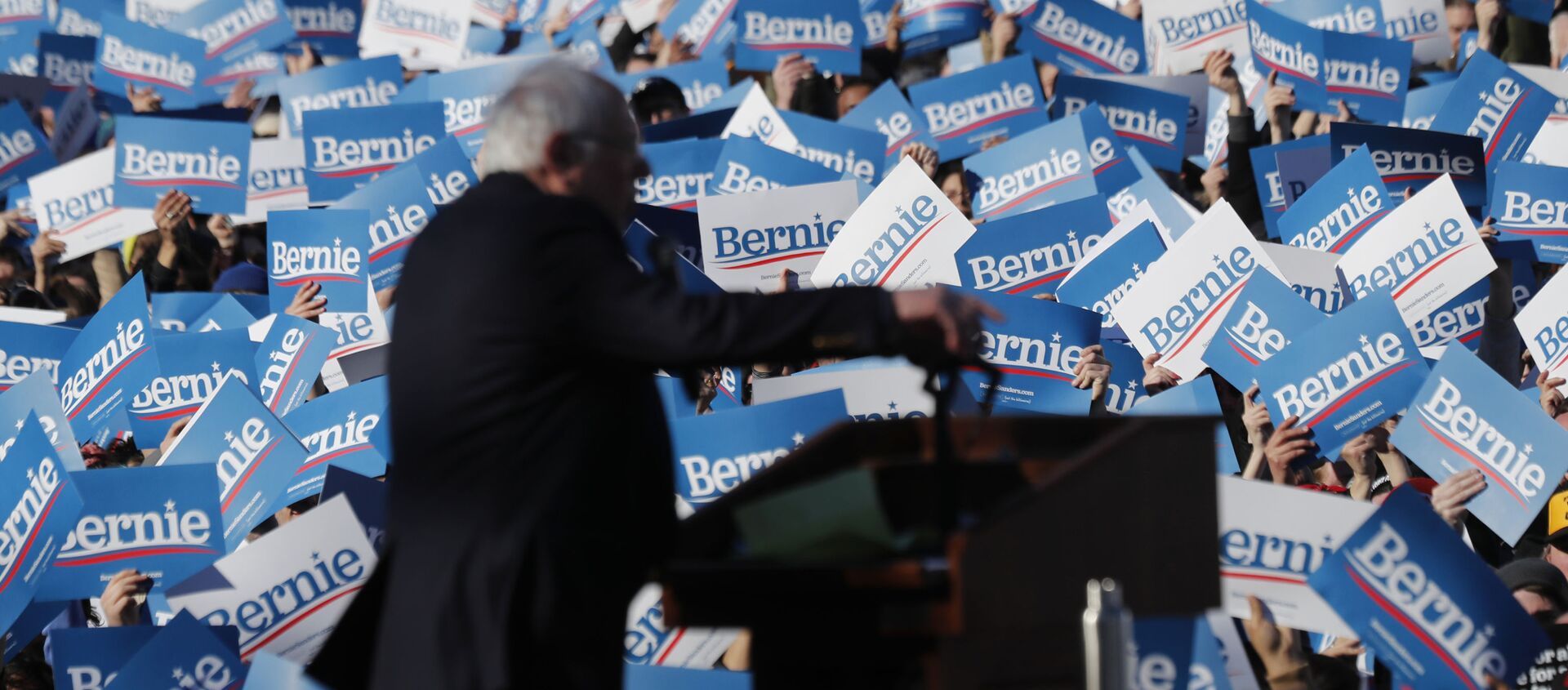Supporters of Democratic presidential candidate Sen. Bernie Sanders, I-Vt., wave their campaign signs at a rally in Chicago's Grant Park Saturday, 7 March 2020. - Sputnik International, 1920, 08.03.2020