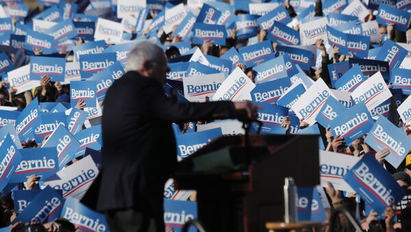Supporters of Democratic presidential candidate Sen. Bernie Sanders, I-Vt., wave their campaign signs at a rally in Chicago's Grant Park Saturday, 7 March 2020. - Sputnik International