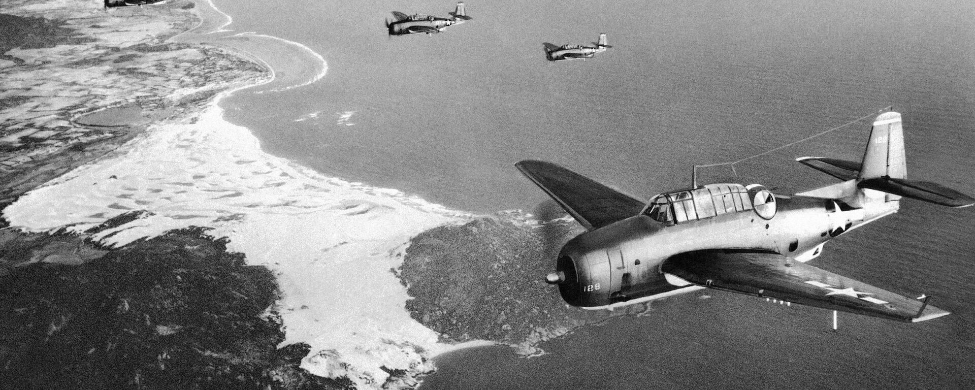 General Motors Avenger torpedo bombers of the U.S. Navy’s Third Fleet roar over the Vietnam coast en route to Saigon on Feb. 8, 1945. (AP Photo/U.S. Navy) - Sputnik International, 1920, 05.12.2022