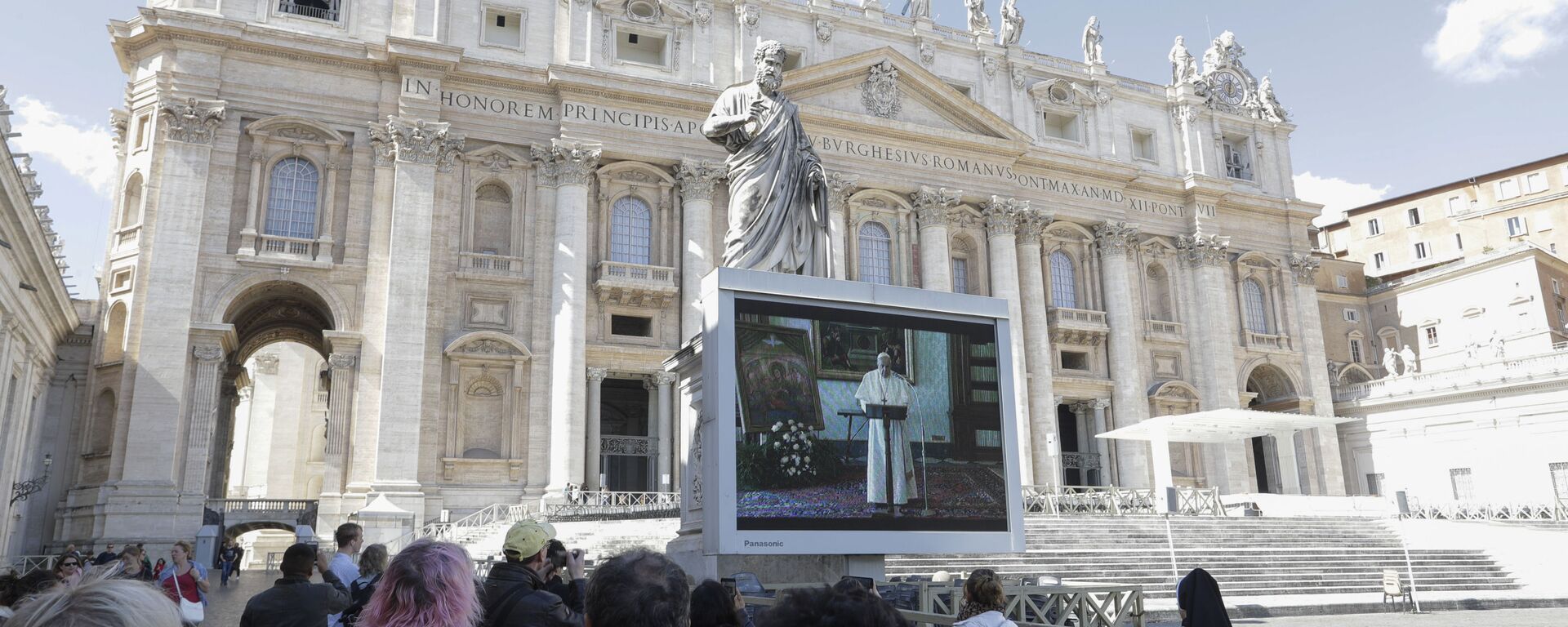 Faithful watch Pope Francis deliver the Angelus prayer on a giant screen to avoid crowds gathering, in St. Peter's Square, at the Vatican, Sunday, 8 March 2020. The pope in his streamed remarks said he was close in prayers to those suffering from the coronavirus and to those caring for them. - Sputnik International, 1920, 06.09.2020
