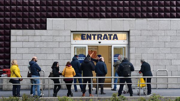 Customers queue outside a supermarket of Milan on March 8, 2020 as Italy quarantines more than 10 million people around the financial capital Milan and the tourist mecca Venice for nearly a month to halt the spread of the new coronavirus.  - Sputnik International
