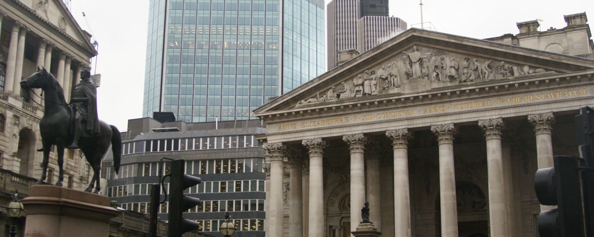 London Stock Exchange Tower and the Bank of England to the left - Sputnik International, 1920, 05.05.2022