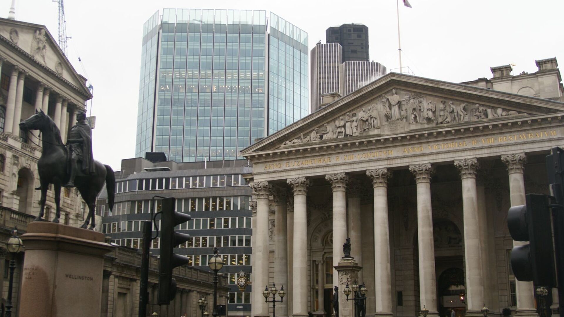 London Stock Exchange Tower and the Bank of England to the left - Sputnik International, 1920, 22.09.2022