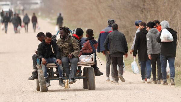 Migrants walk towards Turkey's Pazarkule border crossing with Greece's Kastanies, in Edirne, Turkey, March 9, 2020. - Sputnik International