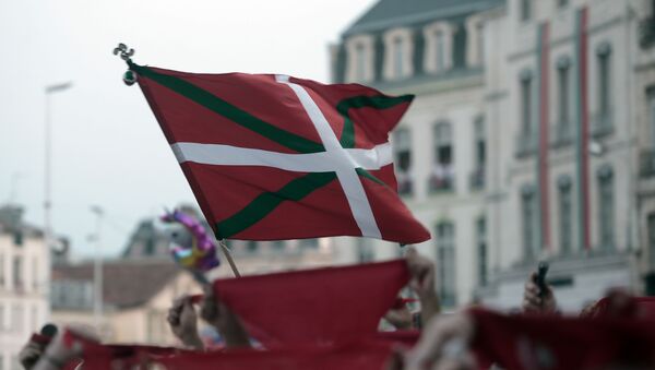 This picture taken on July 24, 2019 shows a Basque flag 'Ikurrina' as revellers gather in front of The Town Hall in Bayonne during the opening ceremony of The Fetes de Bayonne - Sputnik International