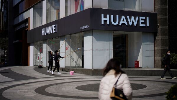 People wearing face masks are seen at a Huawei shop - Sputnik International
