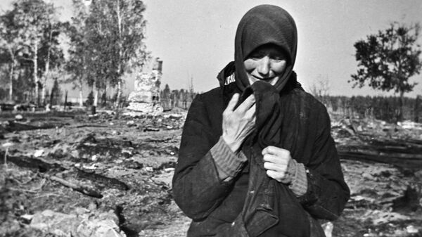 Woman weeping on the ruins of her native village burnt by the Nazis in the second world war - Sputnik International