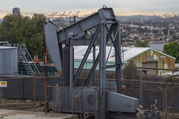 Crude Games: Who Drowned the World Oil Market, and What Happens Now? Crude Games: Who Drowned the World Oil Market, and What Happens Now? - Sputnik International