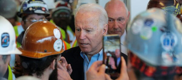 Democratic U.S. presidential candidate and former Vice President Joe Biden argues with a worker about his positions on gun control during a Biden campaign stop at the FCA (Fiat Chrysler Automobiles) Mack Assembly plant in Detroit, Michigan, U.S., March 10, 2020. - Sputnik International