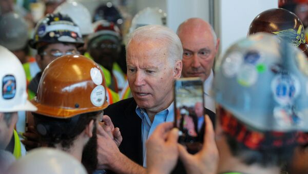 Democratic U.S. presidential candidate and former Vice President Joe Biden argues with a worker about his positions on gun control during a Biden campaign stop at the FCA (Fiat Chrysler Automobiles) Mack Assembly plant in Detroit, Michigan, U.S., March 10, 2020. - Sputnik International