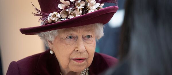 Britain's Queen Elizabeth II talks with MI5 officers during a visit to the headquarters of MI5, which is the United Kingdom's domestic counter-intelligence and security agency, at Thames House in London, Britain February 25, 2020. - Sputnik International