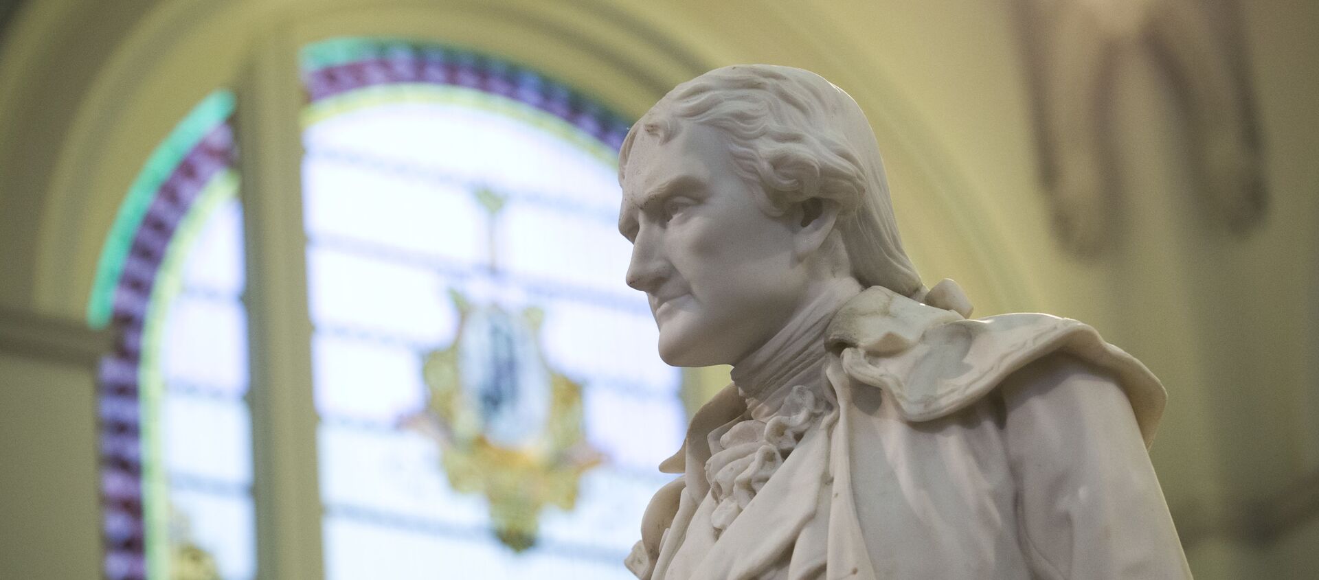 A statue of Thomas Jefferson greets visitors at the main lobby at the Jefferson Hotel in Richmond, Va., Wednesday, Feb. 17, 2016. - Sputnik International, 1920, 11.03.2020