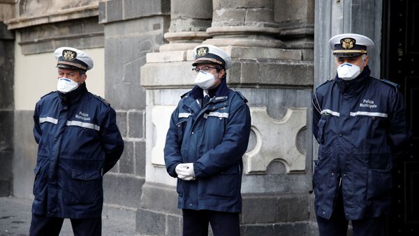 Policemen are seen on Duomo square after a decree orders for the whole of Italy to be on lockdown - Sputnik International