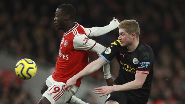 Arsenal's Nicolas Pepe, left, fights for the ball with Manchester City's Kevin De Bruyne during the English Premier League soccer match between Arsenal and Manchester City, at the Emirates Stadium in London, Sunday, Dec. 15, 2019. - Sputnik International