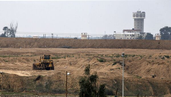 A picture taken in Rafah in the southern Gaza Strip at the border with Egypt shows an excavator at the construction site of a wall on the Egyptian side of the border on February 19, 2020.  - Sputnik International
