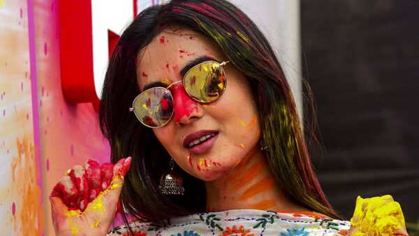 Bollywood actress Sonal Chauhan gestures as she poses for photographs during Holi, the spring festival of colours, at a Zoom party in Mumbai on March 10, 2020.  - Sputnik International