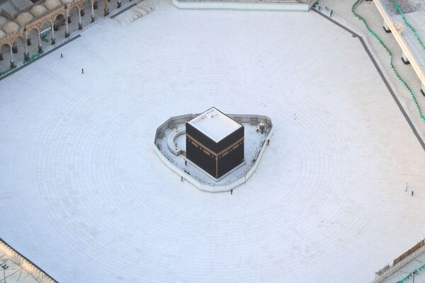 An aerial view shows an empty white-tiled area surrounding the Kaaba in Mecca's Grand Mosque, on March 6, 2020 - Sputnik International