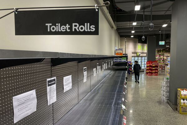 A shopper passes empty shelves usually stocked with toilet paper in a supermarket in Melbourne on March 5, 2020 - Sputnik International