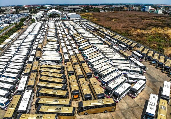 An aerial photo shows unused tourist buses parked on a lot near Suvarnabhumi Airport in Bangkok on March 8, 2020 - Sputnik International